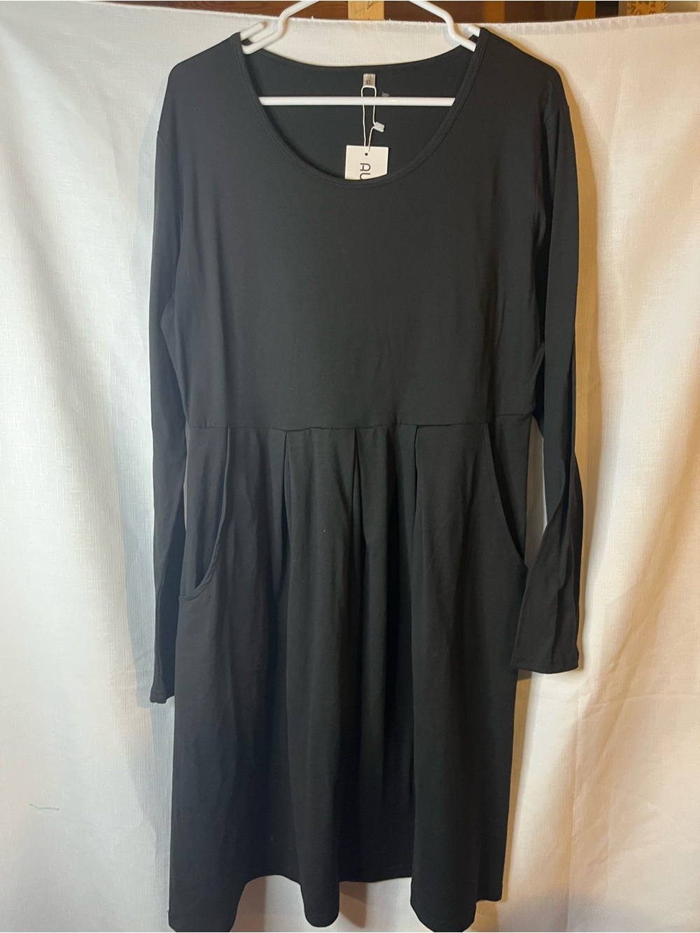 Women’s Black Long Sleeve Scoop Neck Pocket Dress